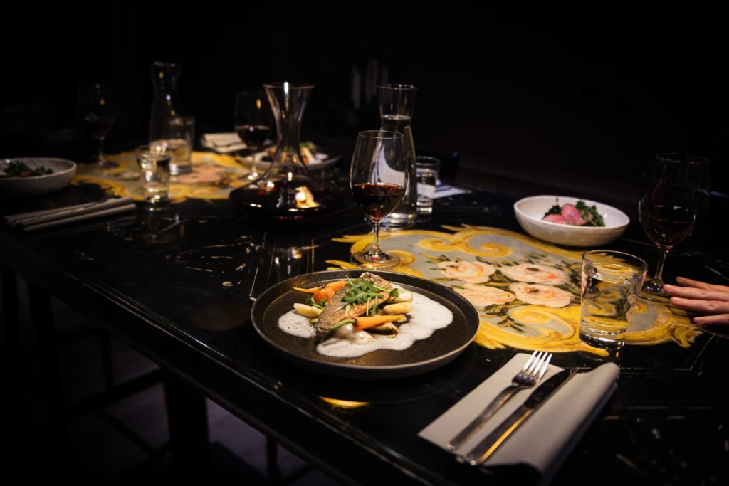 Elegantes Dinner im Restaurant Birdie in Wels – Gourmetgericht mit Wein im stilvollen Ambiente