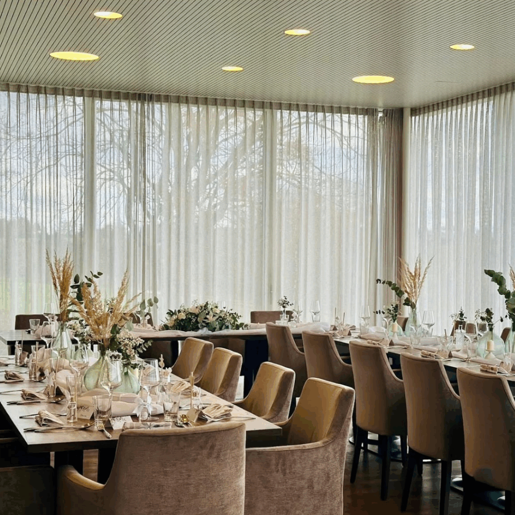 Festlich gedeckter Tisch mit Glasvasen, Trockenblumen und eleganter Tischdekoration im Restaurant Birdie in Wels