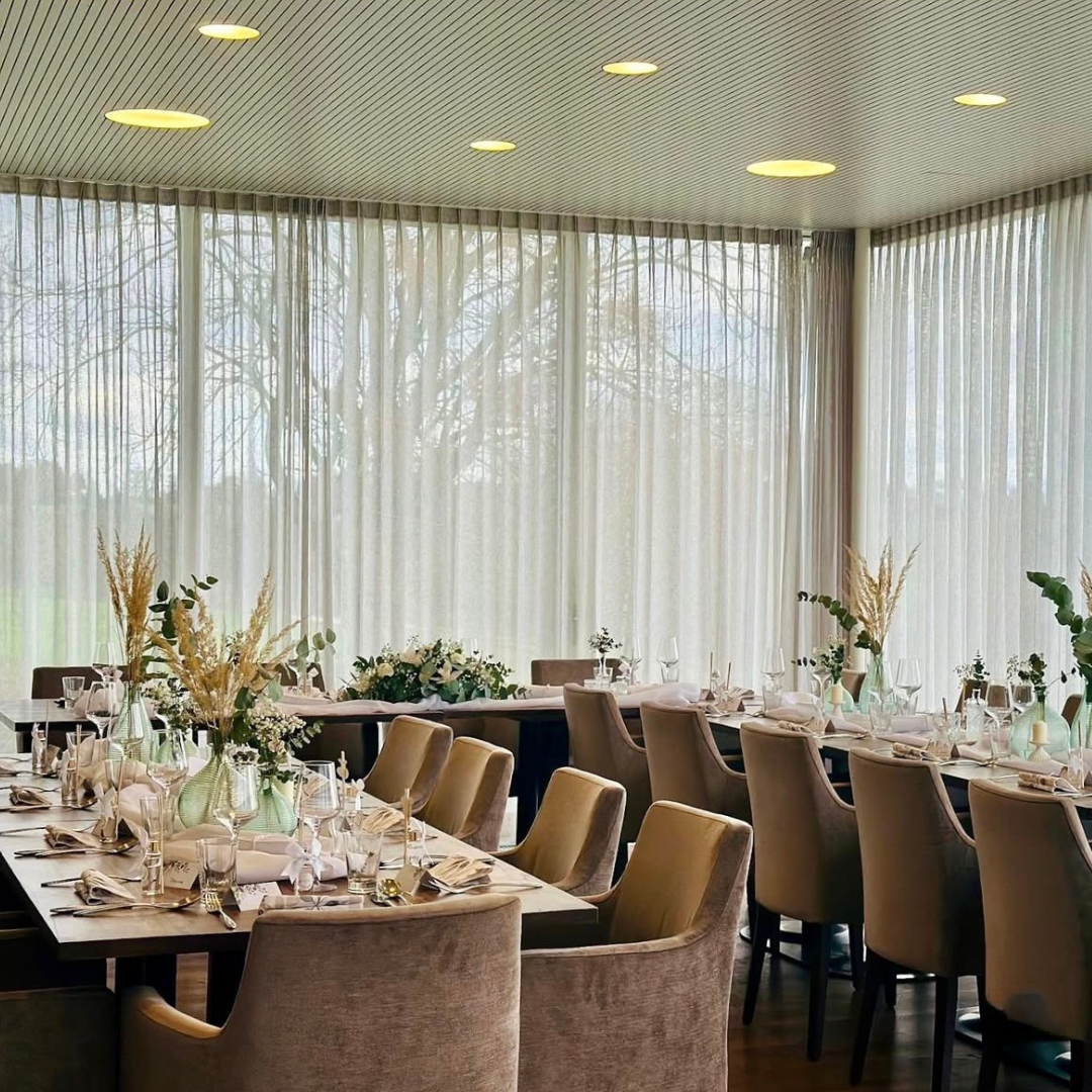Festlich gedeckter Tisch mit Glasvasen, Trockenblumen und eleganter Tischdekoration im Restaurant Birdie in Wels