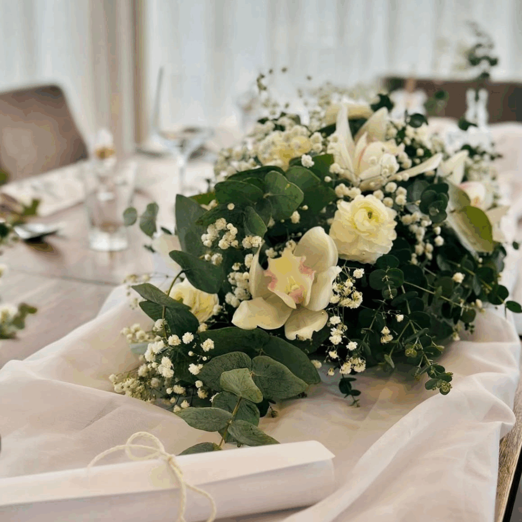 Festlich gedeckter Tisch mit Blumendekoration für eine Hochzeit im Restaurant Birdie in Wels